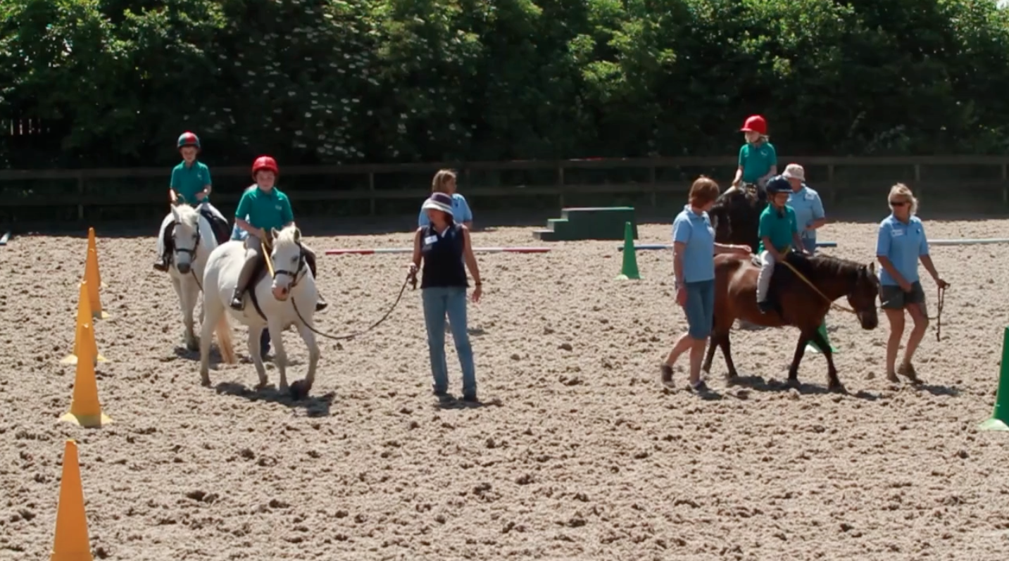 Ein nod yw darparu sesiwn therapiwtig sydd fel arfer yn cynnwys marchogaeth ond a fydd hefyd yn cynnwys treulio amser gyda’n ceffylau a’n merlod, dod i’w hadnabod a dysgu sut i ofalu amdanynt. Profwyd bod treulio amser gyda cheffylau yn lleihau pryder, yn annog rhyngweithio, yn cynyddu hunan-barch ac yn hwyluso mynegiant teimladau ac emosiynau. Mewn termau corfforol mae marchogion yn ymarfer dros gant o gyhyrau'r funud, heb yn wybod hynny, gan wneud pob taith i'r stablau yn sesiwn ffisiotherapi diarwybod.